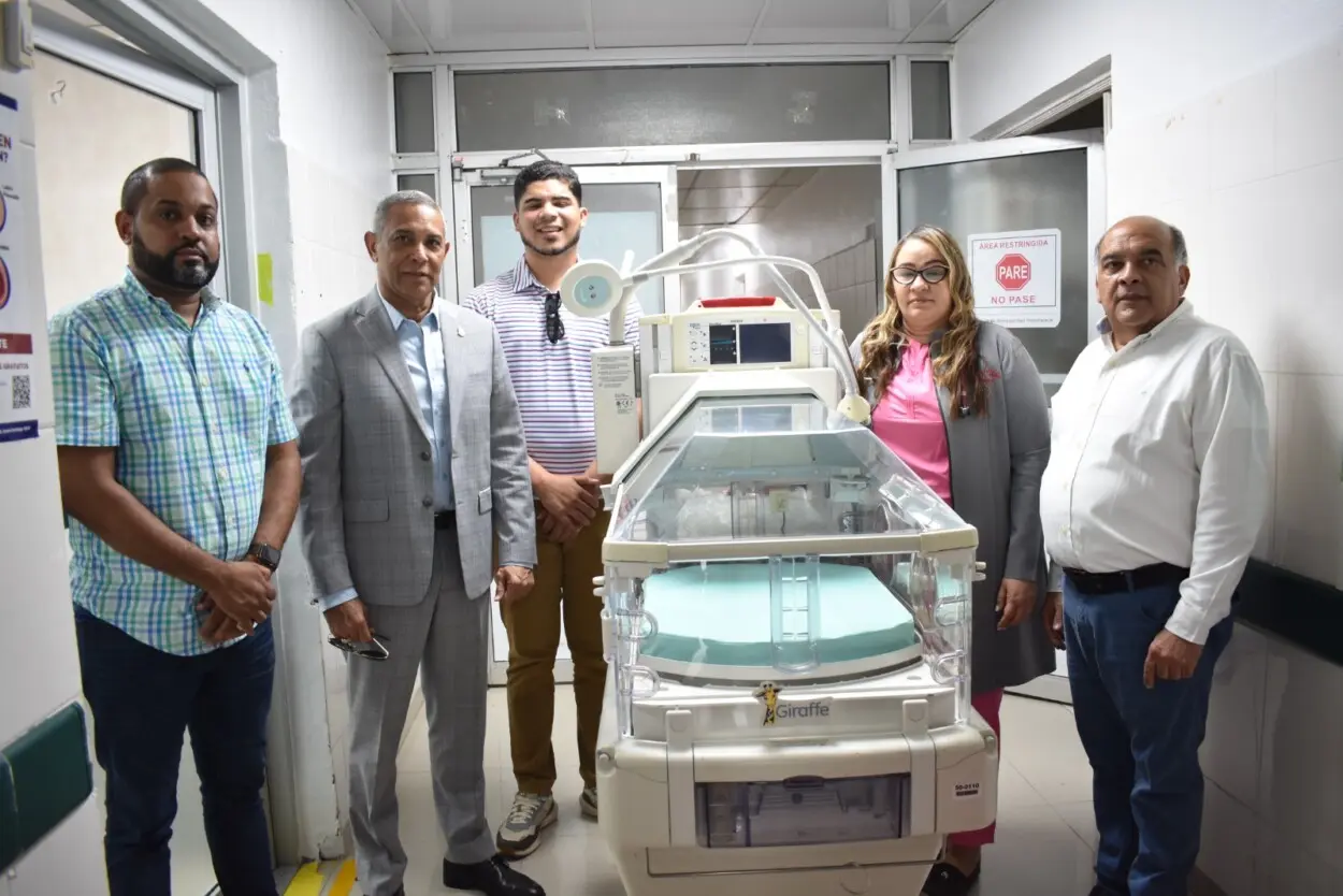 Senador Franklin Romero entrega incubadoras esenciales al Hospital San Vicente de Paúl
