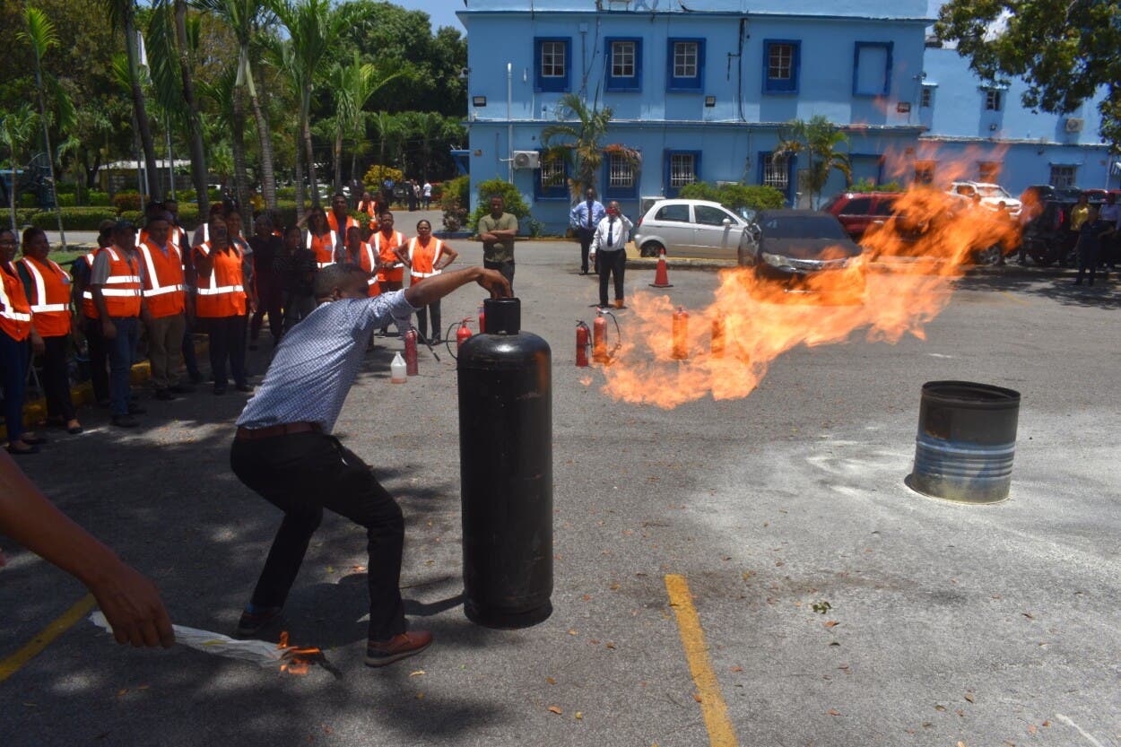 Personal de Indomet recibe capacitación como prevenir y apagar incendio