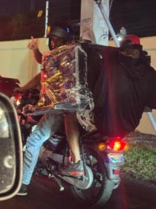 Los regalos de las madres llegan como sea: jóvenes transportan estufa en motor como obsequio