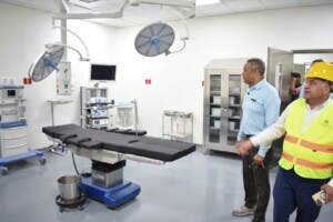 Senador Romero supervisa obras del hospital San Vicente de Paúl en San Francisco