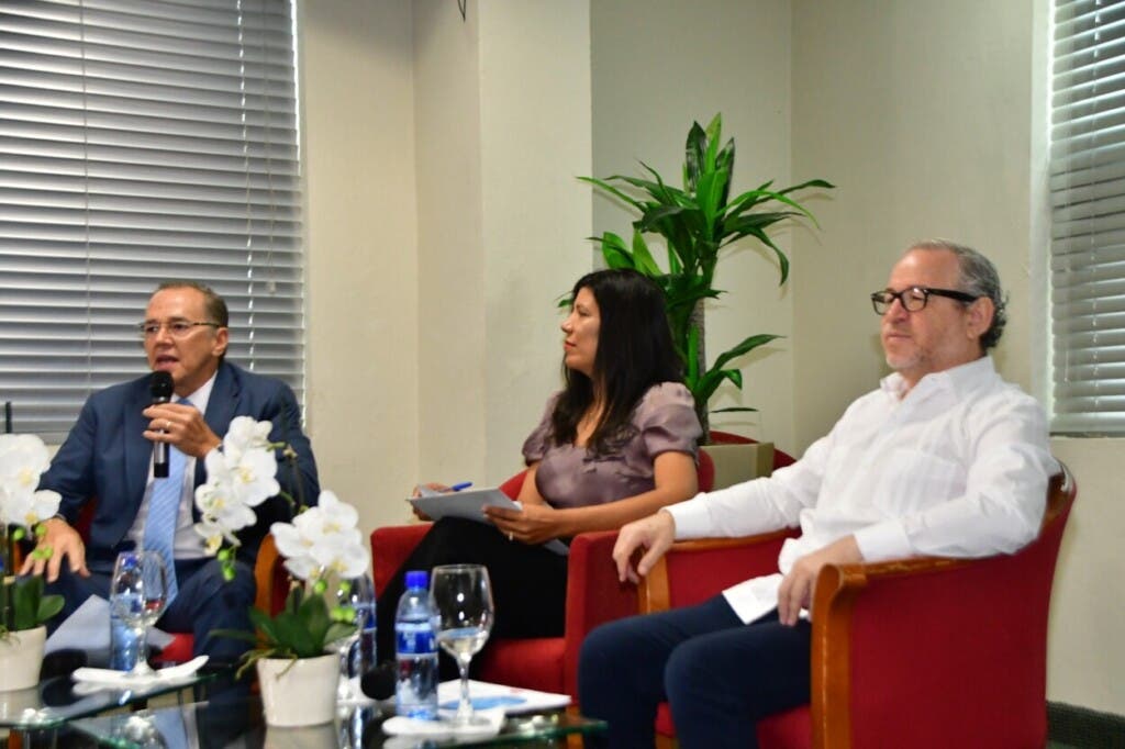 En el segundo panel, centrado en el ingreso de China a la OMC, los economistas Daris Javier y Melanio Paredes, exministro de Industria y Comercio, analizaron el impacto del gigante asiático en el sistema comercial global. Ambos coincidieron en que China ha resultado beneficiada de la actual guerra comercial.