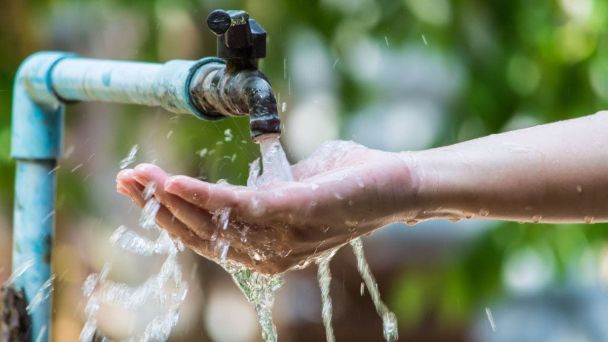 Pastor denuncia falta de agua potable en Brisas del Este