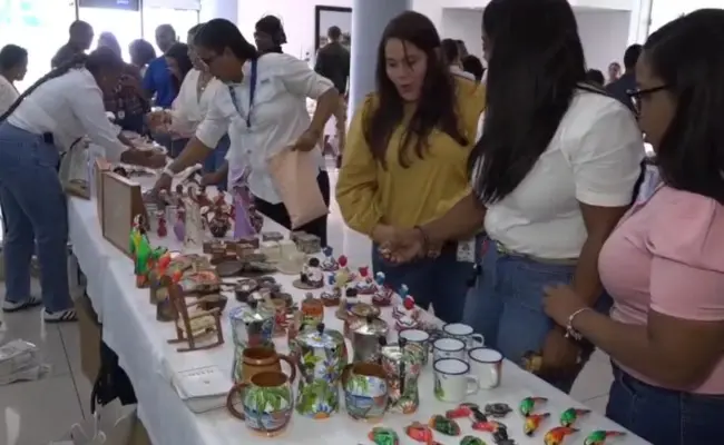 Feria de mujeres exhibe artesanías y productos agropecuarios