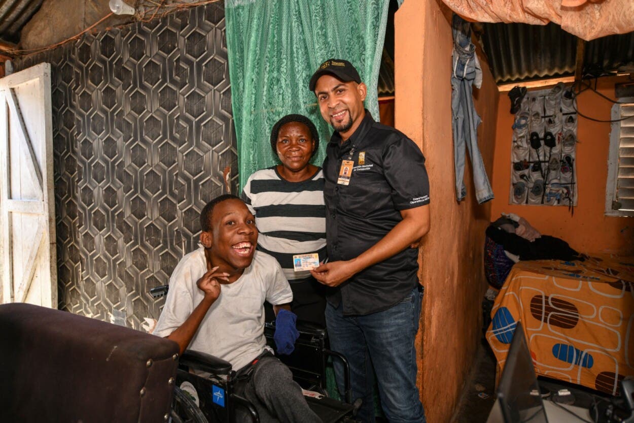 JCE entrega cédula a joven con discapacidad motriz tras reportaje de El Nacional