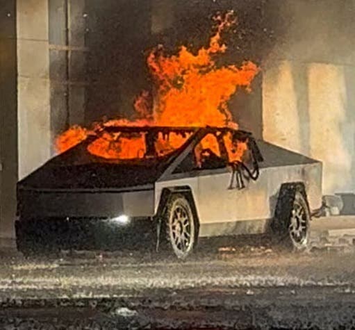 Incendian Tesla Cybertruck en Manhattan al lanzarle molotov