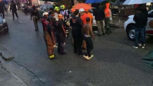 Adolescente cae por alcantarilla y desaparece en plena lluvia