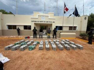 Autoridades incautan 834 paquetes de supuesta cocaína y marihuana