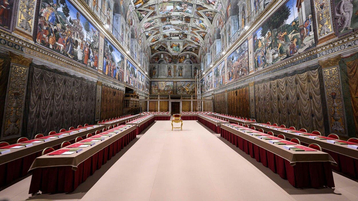 La Constitución vaticana y los ritos del cónclave, en la mesa de los cardenales