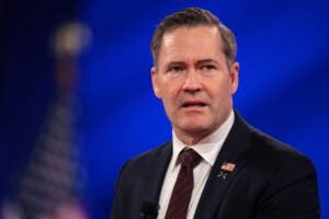 Mike Waltz, el primero en caer tras sacudida de Trump