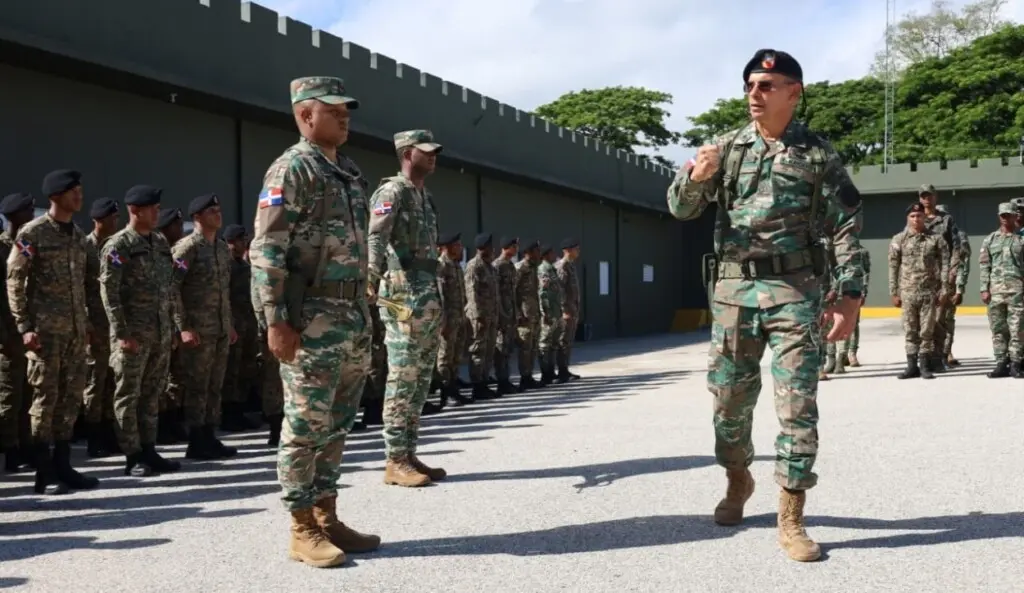 El comandante del Ejército, general Camino Pérez, inspecciona los refuerzos militares enviados a la frontera para fortalecer la vigencia y los controles migratorios.