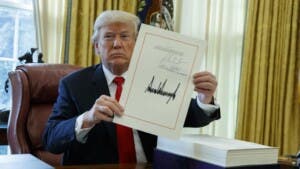 Líder republicano del Congreso dice que plan de recorte fiscal de Trump cumplirá plazos