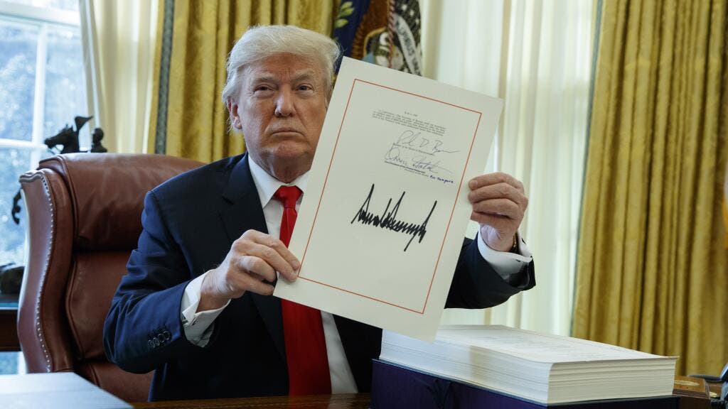 Líder republicano del Congreso dice que plan de recorte fiscal de Trump cumplirá plazos
