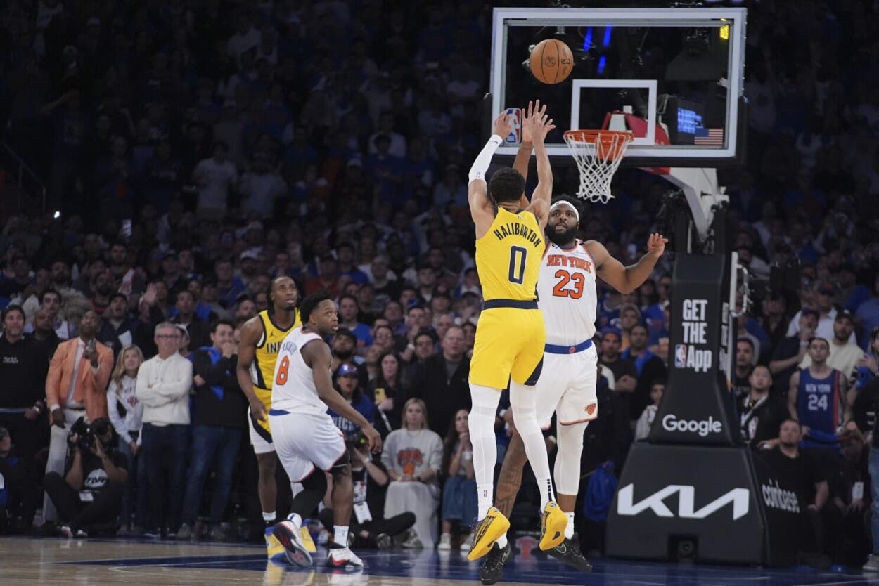 Pacers empatan con tiro de Haliburton y superan 138-135 a Knicks en alargue al abrir final del Este