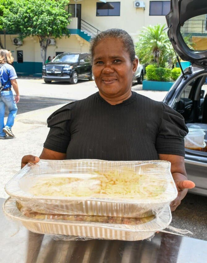 Comedores Económicos distribuye raciones cocidas durante programa “Cocinando Pa’ Mamá”