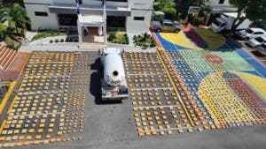 Confiscan cargamento de casi 5,000 libras de marihuana camuflados en camión tanquero