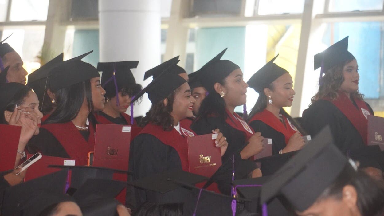 UNEV inviste 940 nuevos profesionales y resalta rol familiar como base educativa