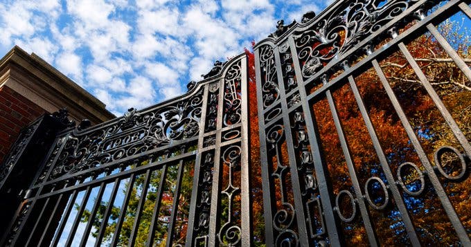 Harvard vuelve a denunciar a Trump tras prohibirle matricular a estudiantes extranjeros