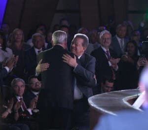 Luis Abinader y Leonel Fernández se abrazan: Hipólito y Danilo ¿Qué Pensarán?