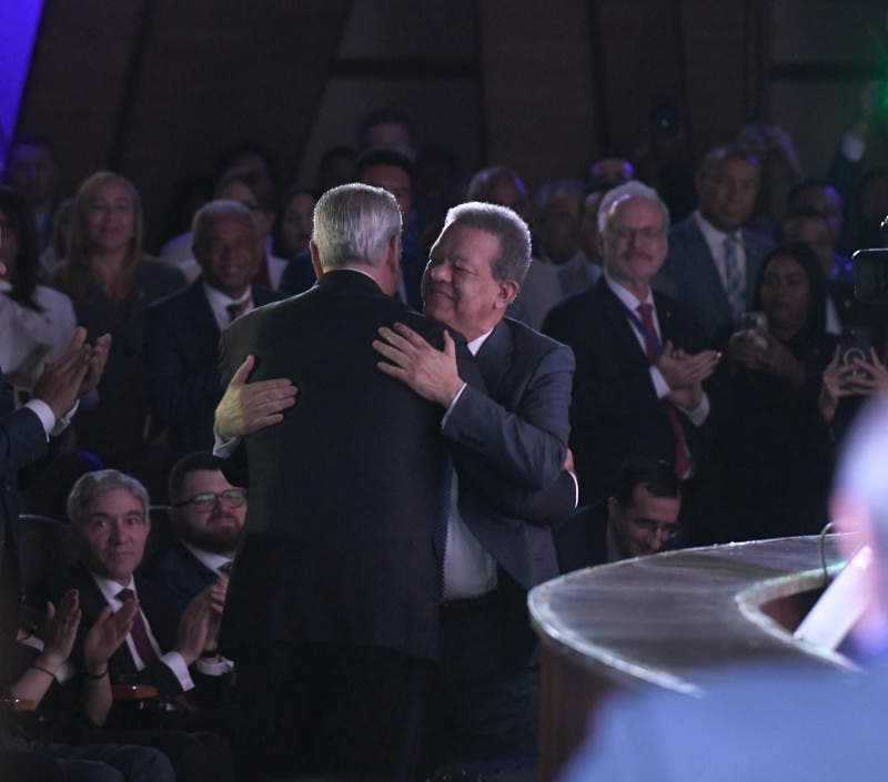Luis Abinader y Leonel Fernández se abrazan: Hipólito y Danilo ¿Qué Pensarán?