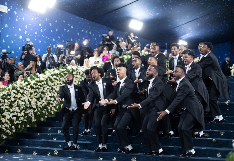 Un coro afroamericano inaugura el desfile de moda de la Met Gala en Nueva York