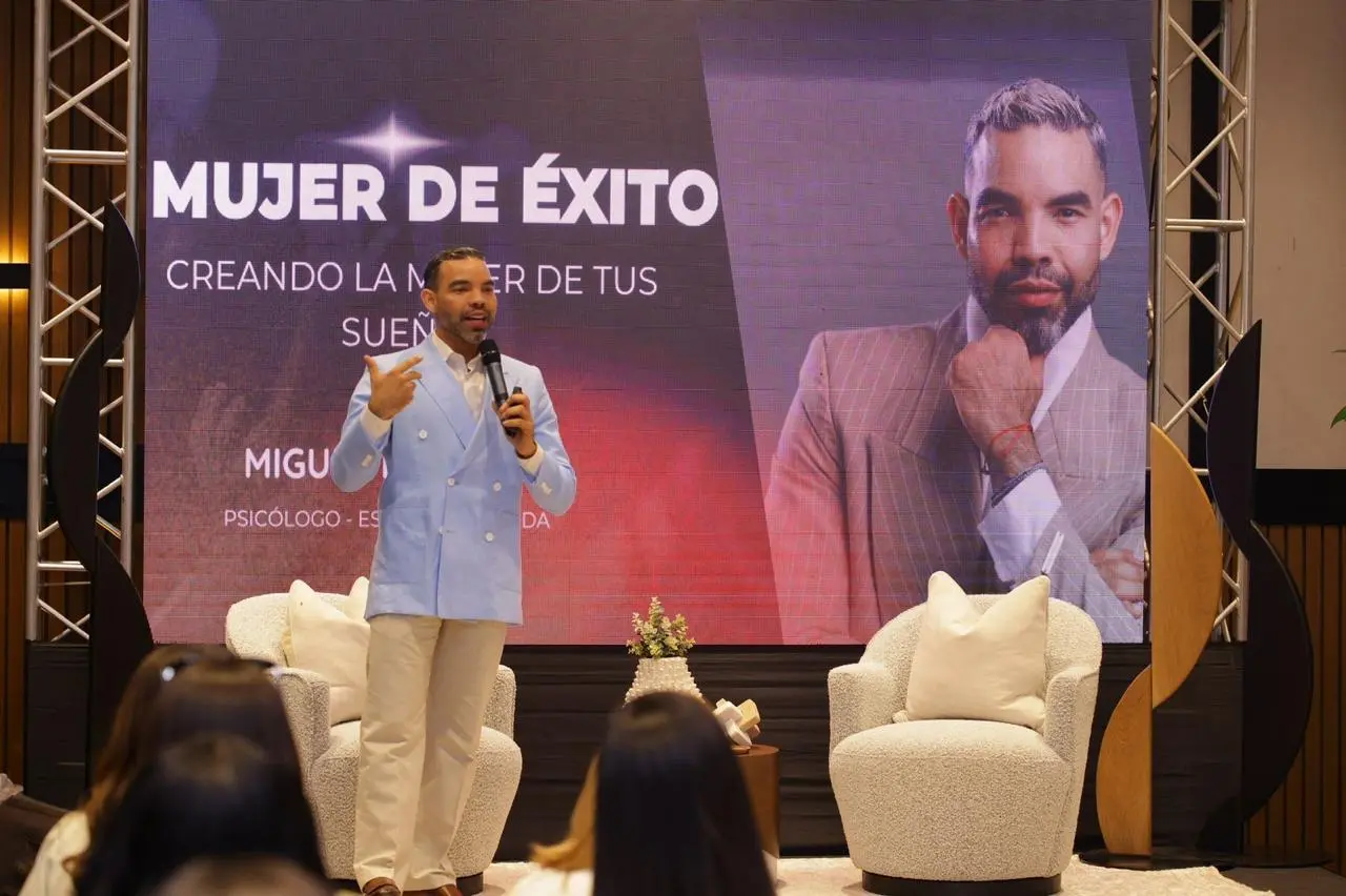 Miguel Estévez impulsa el éxito femenino con su conferencia “Mujer de Éxito”