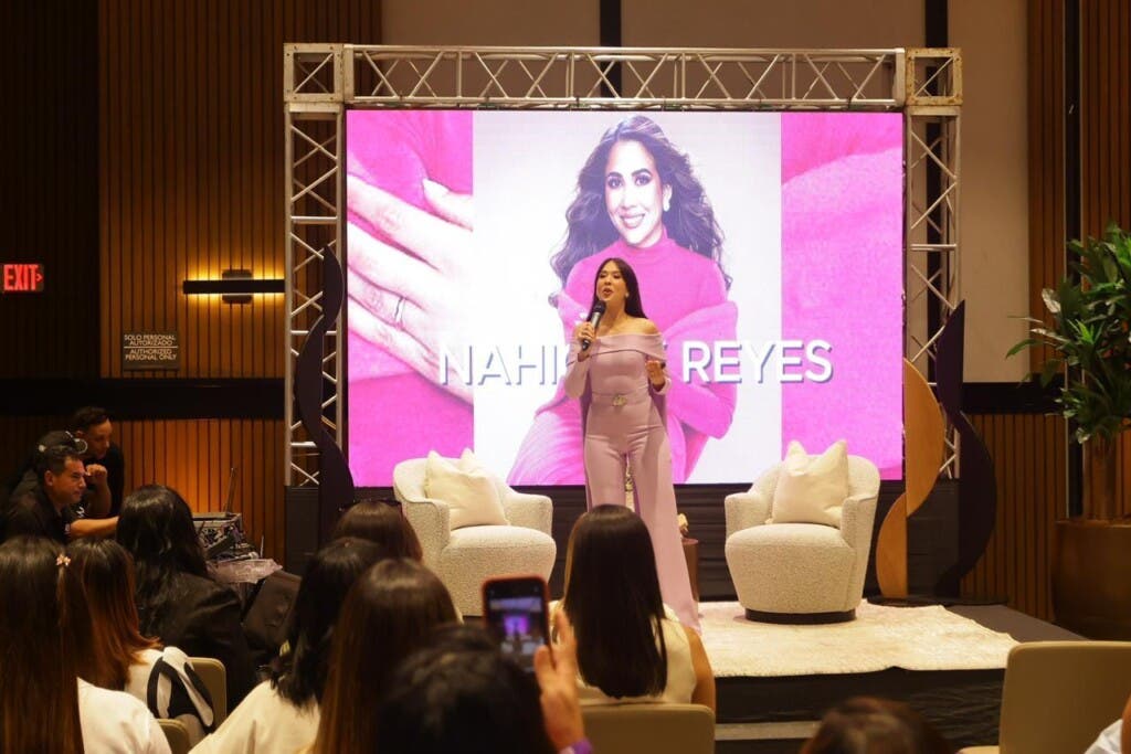 Miguel Estévez impulsa el éxito femenino con su conferencia “Mujer de Éxito”