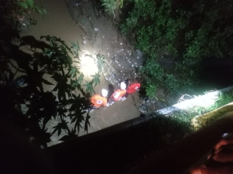 Rescatan cadáver de niño arrastrado por cañada en San Juan