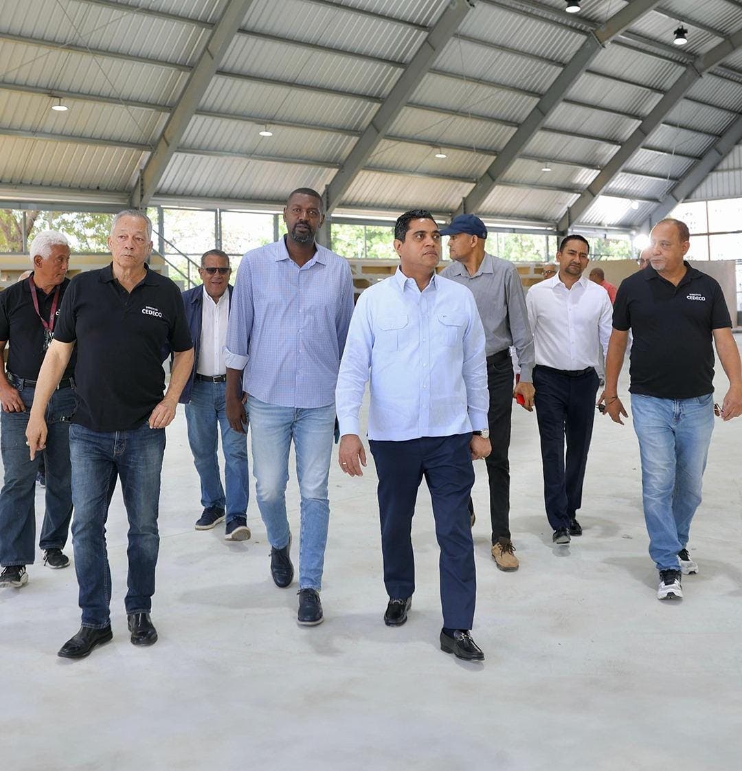 Kelvin Cruz supervisa trabajos del Centro Deportivo y Cultural Ozama