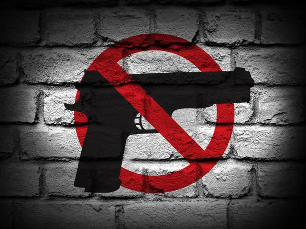 Las prohibiciones y los incidentes con armas y militares en lugares públicos
