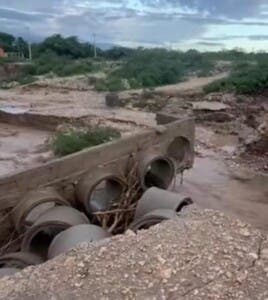 Crecida arrastra puente y deja a comunidades incomunicadas en Independencia