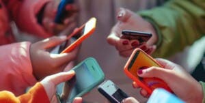 Macron quiere prohibir el acceso a las redes sociales a los menores de 15 años