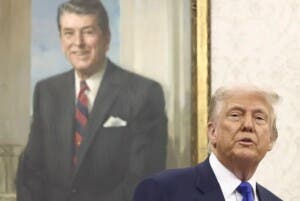 Trump sobre las críticas a su foto vestido de papa: “Denme un respiro»
