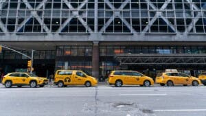 Reitera petición de doble parqueo para taxistas