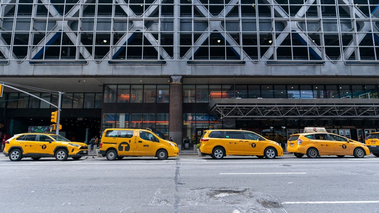 Reitera petición de doble parqueo para taxistas