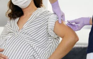 EE.UU. retira vacuna covid para niños y embarazadas