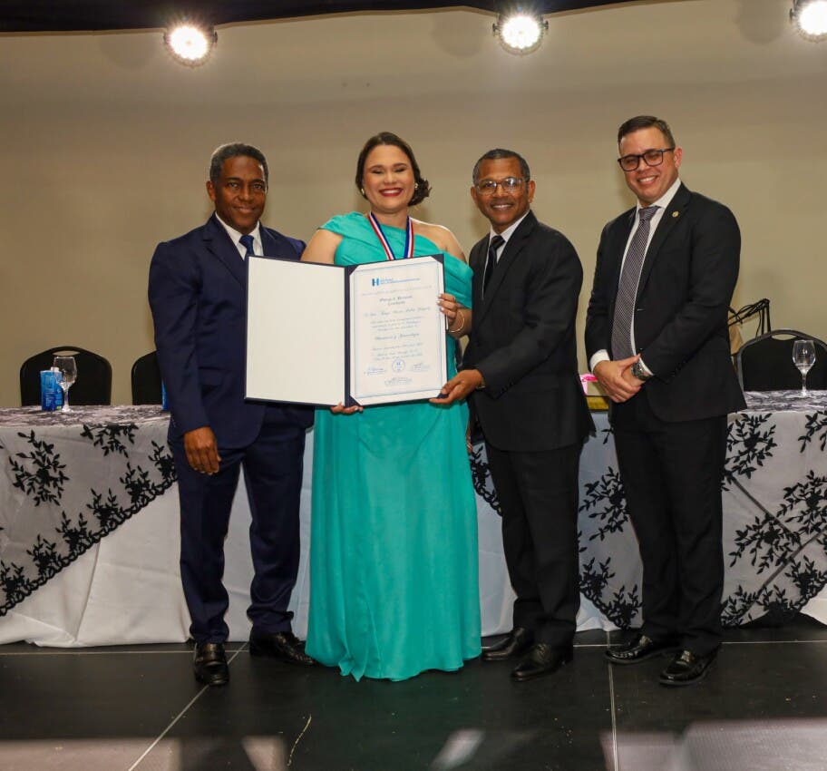 Hospital Materno Dra. Evangelina Rodríguez gradúa 21 nuevos ginecoobstetras y neonatólogos