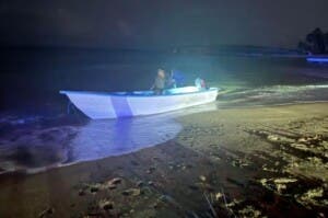 Decomisan embarcación con 32 kilos de droga y armas en el norte de Puerto Rico