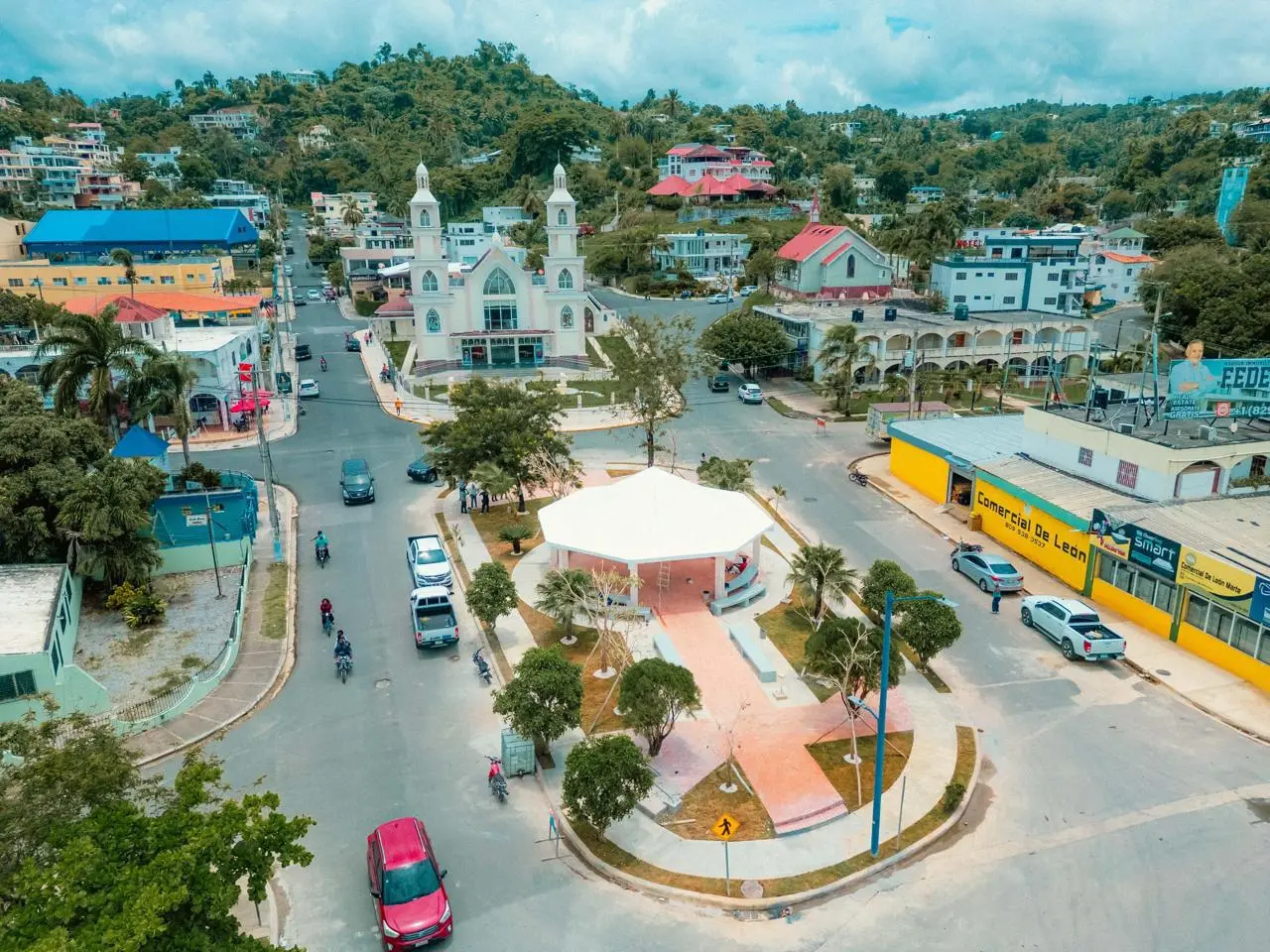 Abinader y Collado inauguran grandes obras turísticas y comunitarias en Samaná