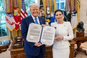 La embajadora María Isabel Castillo presenta sus credenciales a Trump