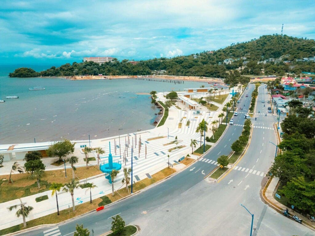 Abinader y Collado inauguran grandes obras turísticas y comunitarias en Samaná