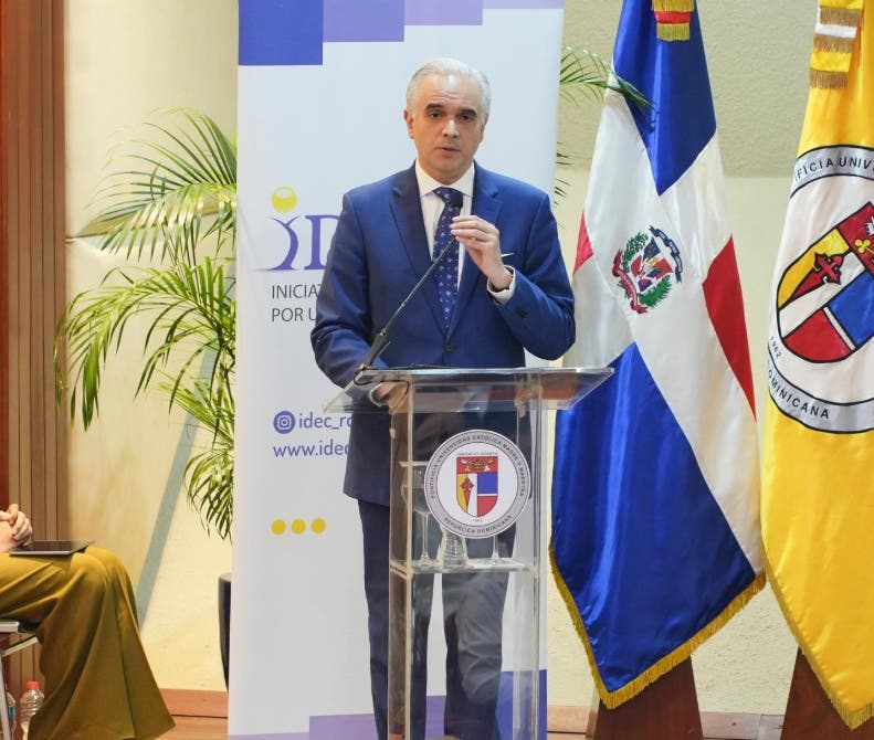 Educación reconoce baches en el sistema