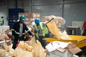 Retiran comercio artículos no aptos para consumo humano