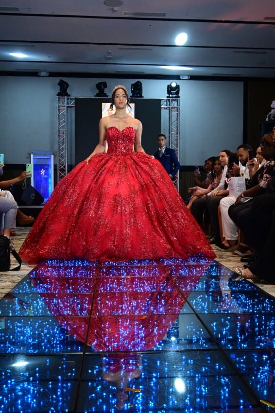 Diseños para novias y quinceañeras brillaron en pasarela.