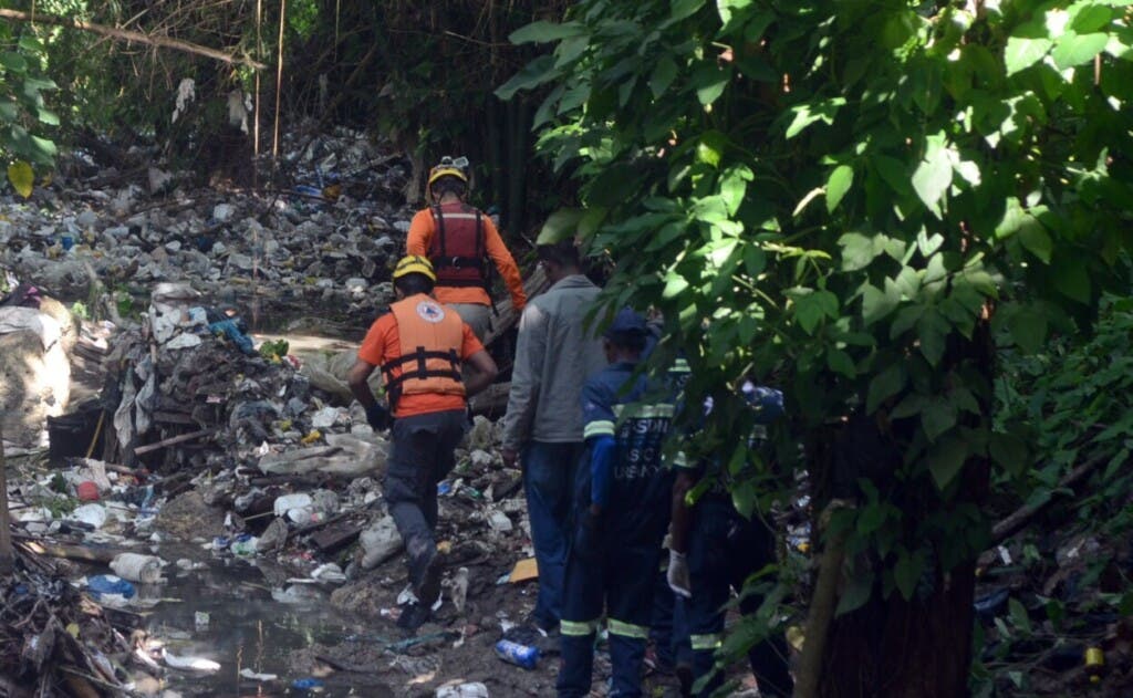 Rescatistas de la Defensa Civil y Bomberos de SD Norte, SD Este y el Distrito Nacional ampliaron esta mañana el área de búsqueda de la niña Yuleidy Serrano Santana, de 5 años, quien fue arrastrada ayer en la tarde por las aguas de una cañada que cruza por la urbanización Primaveral, en Villa Mella. Según la versión de su madre, Rosalía Santana, la niña se bañaba con dos amigas bajo el aguacero que caía sobre el sector.