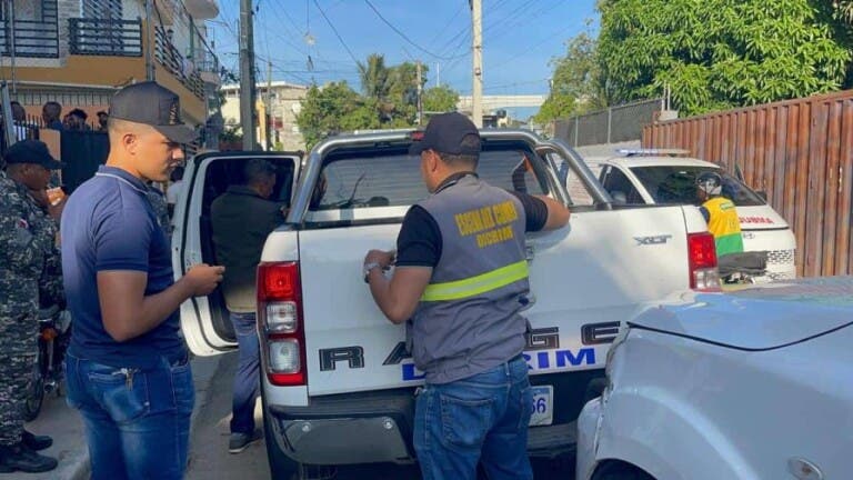 Muere haitiano al lanzarse de edificio durante operativo de Migración en Santiago