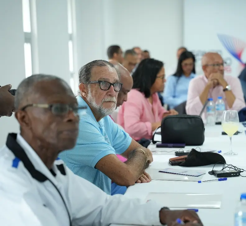 Parte de los ejecutivos del Comité Organizdor y Centro Caribe Sports durante la presentación de los avances.