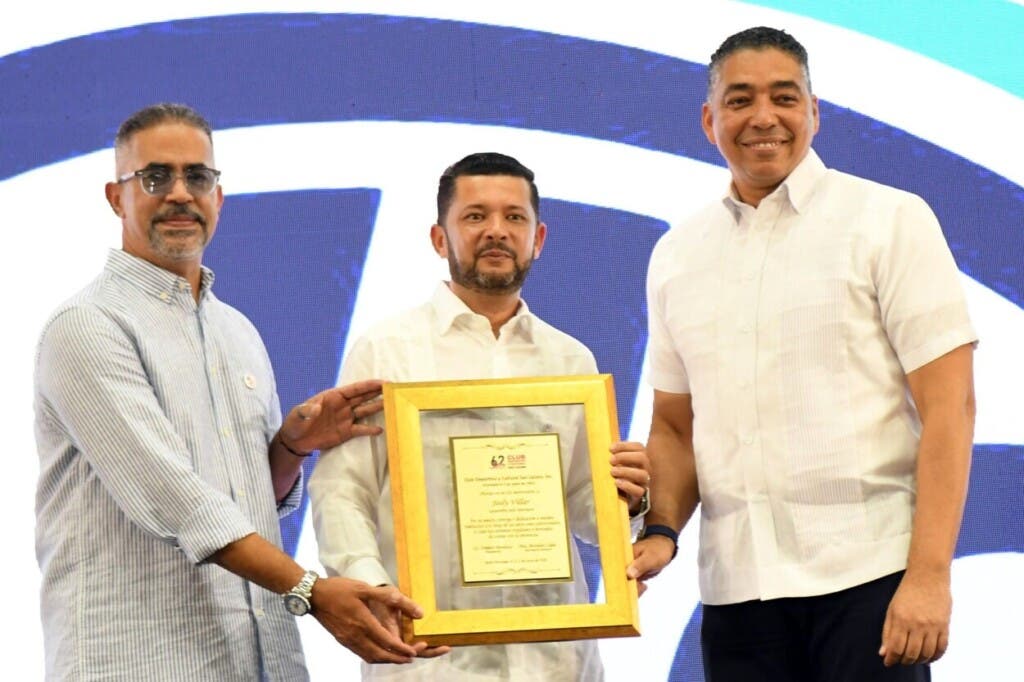 Josly Villar, al centro, recibe su distinción de Ricardo Rosa Chupani y Junior Páez.
