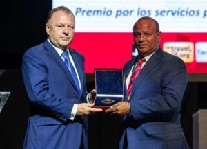 Gilberto García recibe alta distinción en el congreso de la FIJ