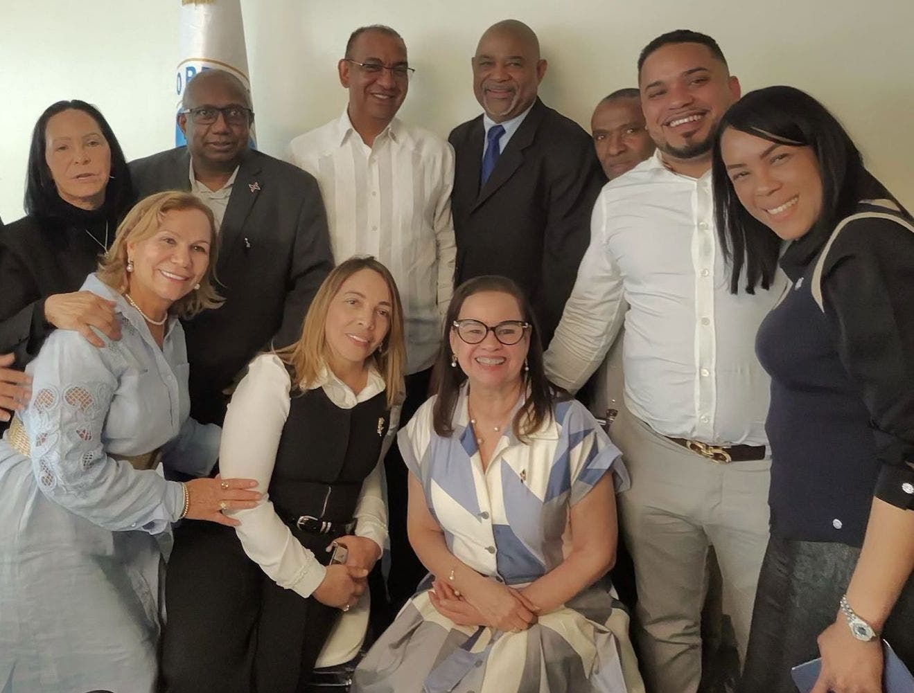 Cónsul recibe visita secretario organización del PRM