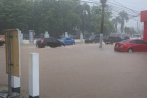 Lluvias torrenciales provocan inundaciones en calles de la capital